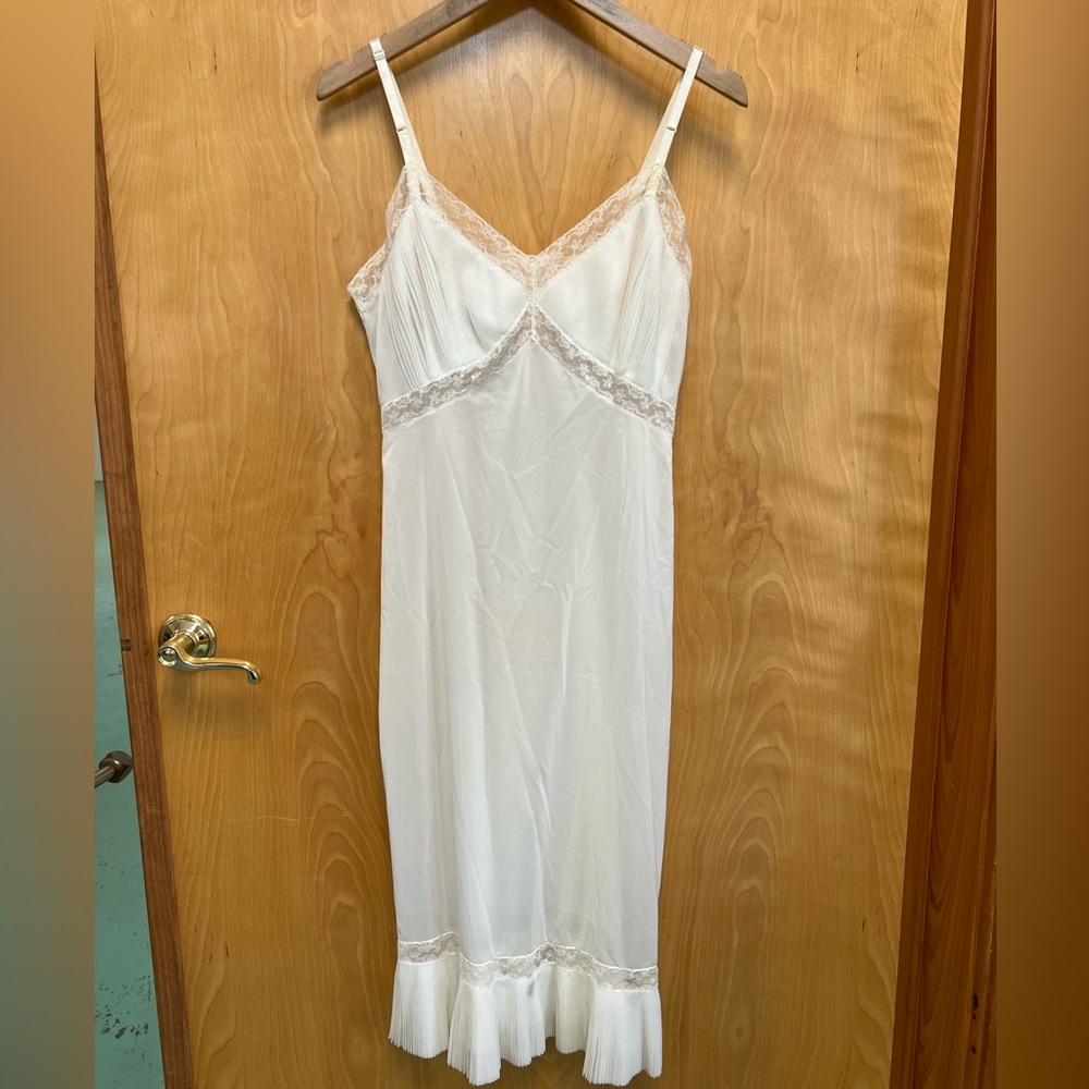 Vintage Vanity Fair — Micro Pleated Bust and Botton White Chemise Nightgown